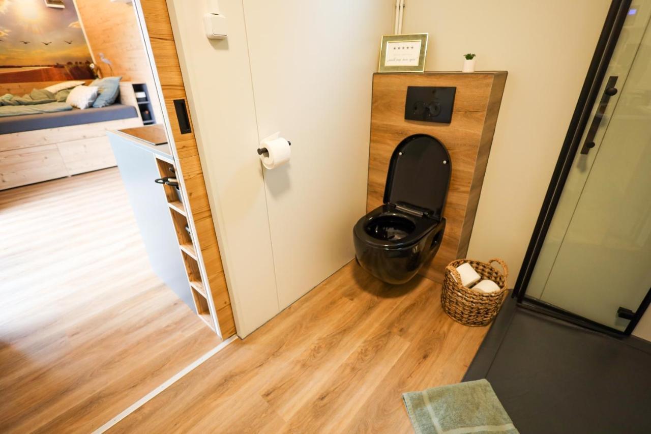Tiny Pick Apartment *